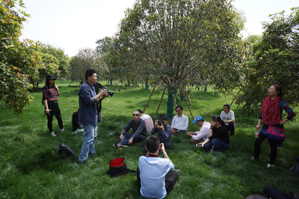 陈希昌为支部成员进行摄影技术培训