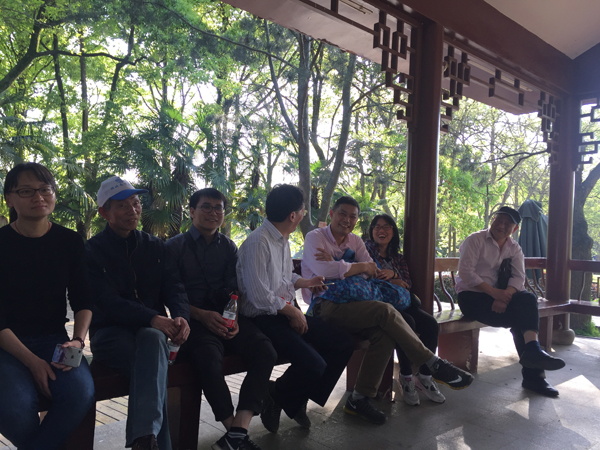 支部成员进行讨论